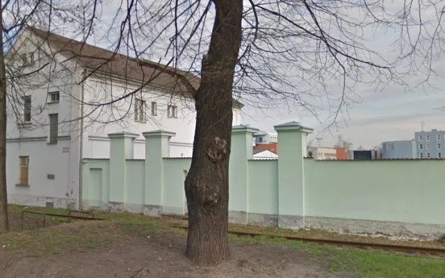 Stará administrativní budova a zbytek obvodové zdi