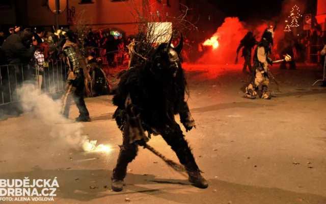 Krampusáci rozvířili prach v kaplických ulicích