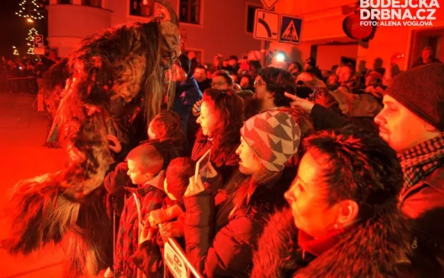 Někteří krampusáci lezli až za zábrany