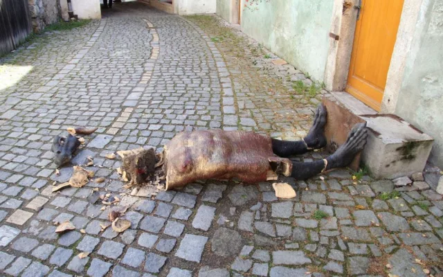 Rozbitá socha býka