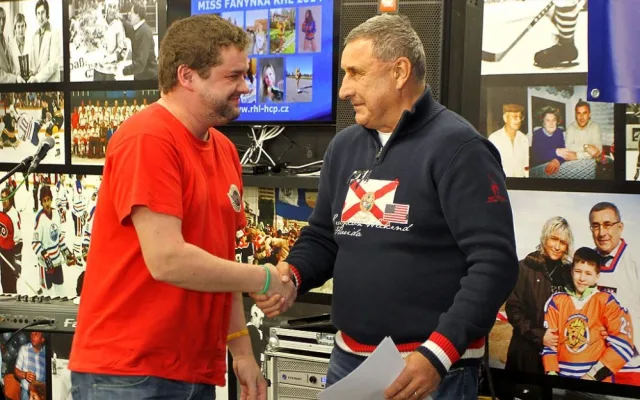 HC Motorfans věnovali mládežnickému klubu HC Českobudějovičtí Lvi finanční dar ve výši 2000 Kč. Na snímku Jaroslav Pouzar s Petrem Hoďánkem, vedoucím týmu