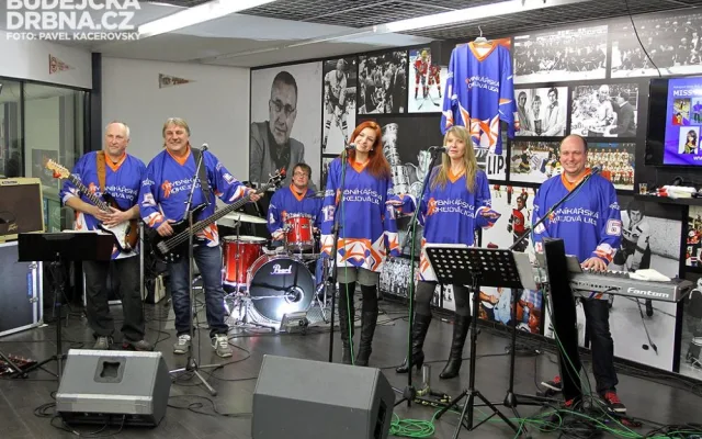 Shellou Band zahráli v dresech Rybníkářské hokejové ligy