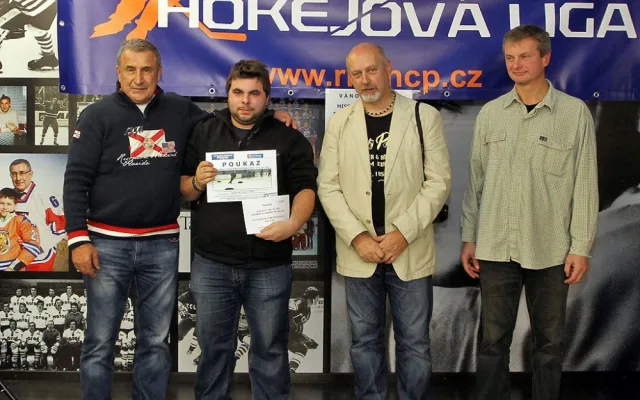 Ze všech hlasujících byl vylosovaný Tomáš Miklík