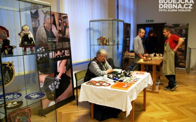 Paní Ludmila Dominová vyrábí šupinové ozdoby, nechtěla se ovšem fotit. Bojí se o vykradení jejích tvořivých nápadů