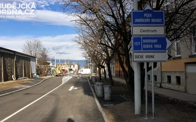Nová světelná křižovatka na křižovatce Dobrovodské s ulicí U Lávky