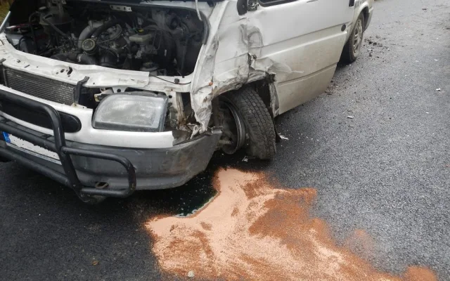 Srážky osobního auta a dodávky u Domanína