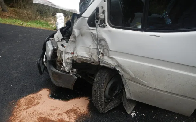 Srážky osobního auta a dodávky u Domanína