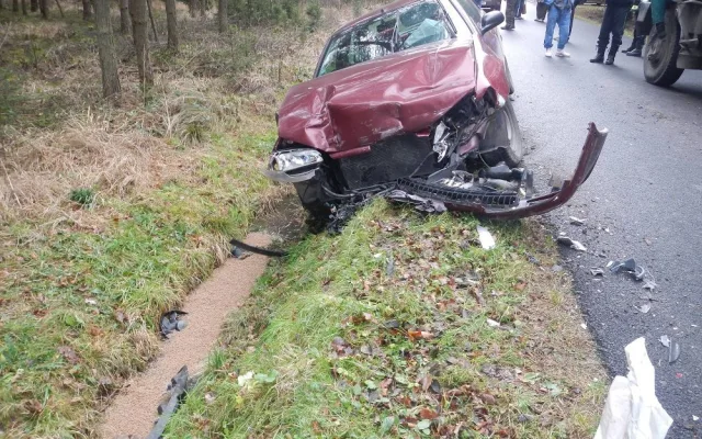 Srážky osobního auta a dodávky u Domanína