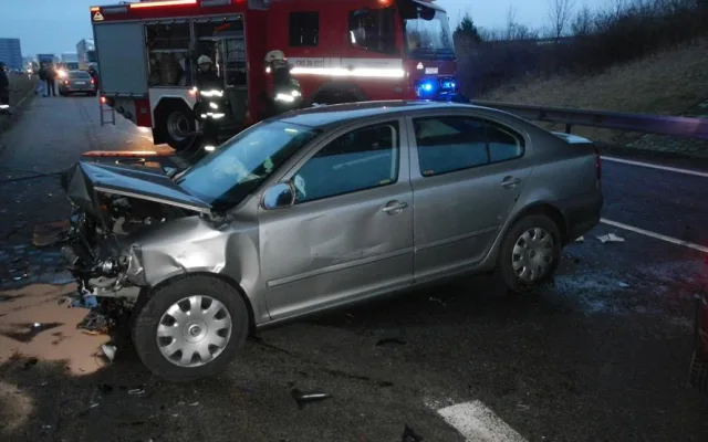 Havarovaná vozidla na obchvatu Veselí nad Lužnicí