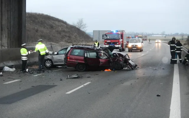 Havarovaná vozidla na obchvatu Veselí nad Lužnicí