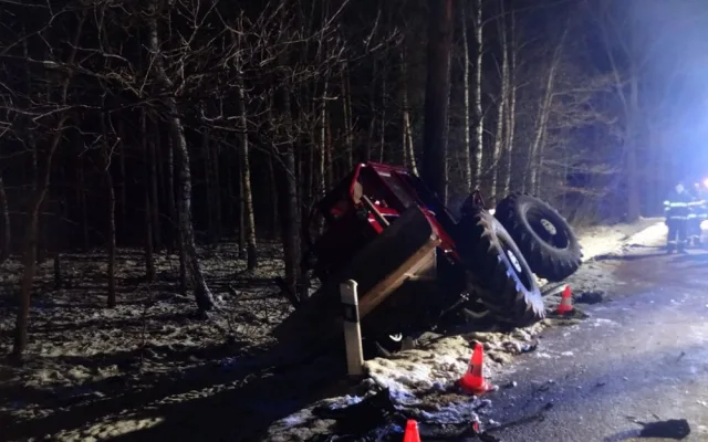 Traktor skončil po nárazu mimo silnici