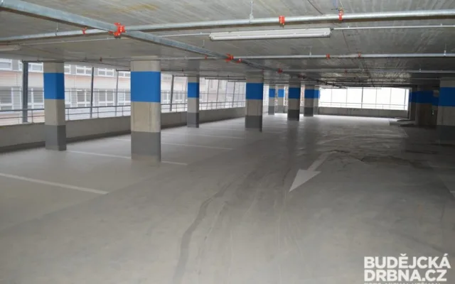 Stavební práce na parkovacím domě v ulici F. A. Gerstnera