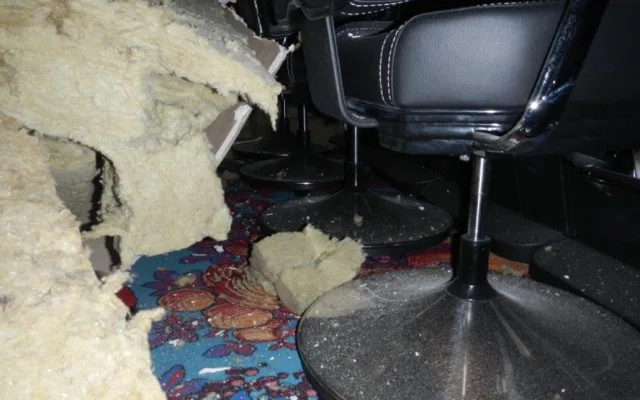 Zřícený sádrokartonový strop kasina ve Strážném