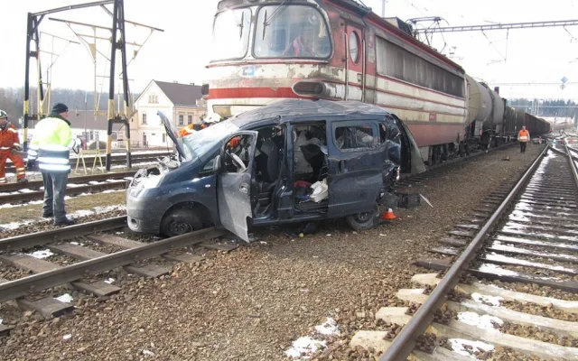 Vlak srazil vozidlo značky Nissan na kaplickém nádraží