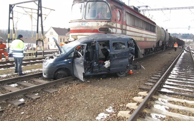 Vlak srazil vozidlo značky Nissan na kaplickém nádraží