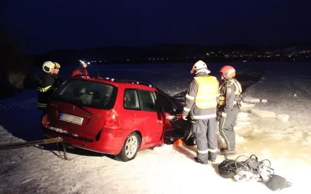 Pod peugeotem se na Lipně prolomil led. U Bližší Lhoty ho museli vytáhnout hasiči