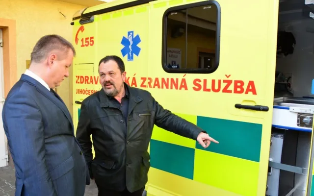 Další zastávkou ministra byla centrála Zdravotnické záchranné služby Jihočeského kraje, kde se setkal s jejím ředitelem Markem Slabým