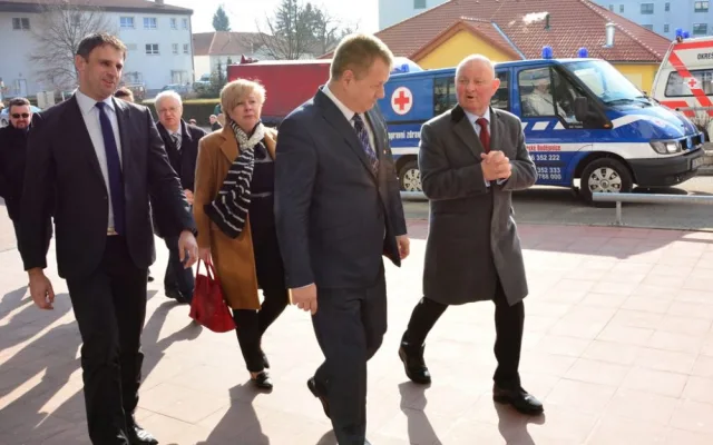 Při návštěvě českobudějovické nemocnice ministra zdravotnictví Svatopluka Němečka doprovázeli hejtman Jiří Zimola, jeho první náměstkyně Ivana Stráská a ředitel nemocnice Břetislav Shon