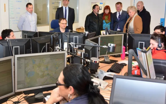 V centrále zdravotnické záchranné služby si ministr zdravotnictví prohlédl i její dispečink