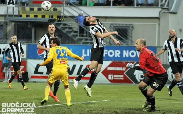Jaroslav Machovec odvrací balon před gólmanem Křížkem