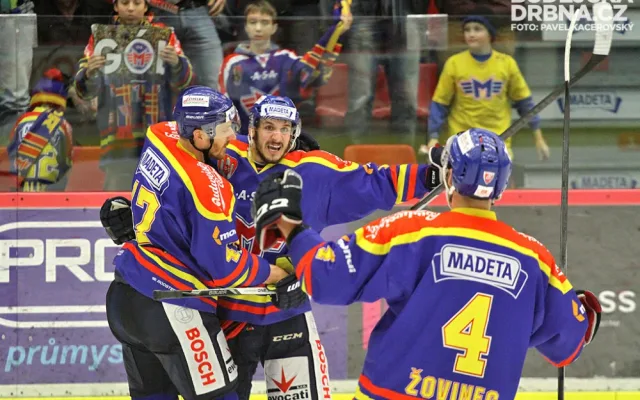 Michal Švihálek slaví s Petrem Punčochářem a Dušanem Žovincem