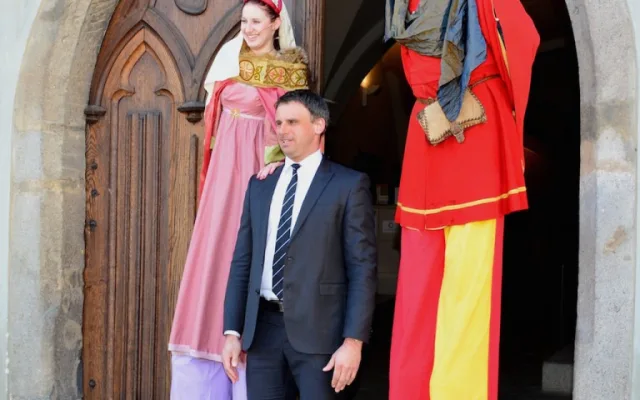 Hejtman Jiří Zimola se fotí s postavami, které symbolizují Husinec (vlevo) a Tábor