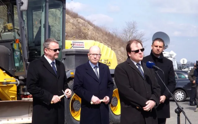 Zleva ministr dopravy Dan Ťok, premiér Bohuslav Sobotka, generální ředitel ŘSD Jan Kroupa a hejtman Jihočeského kraje Jiří Zimola