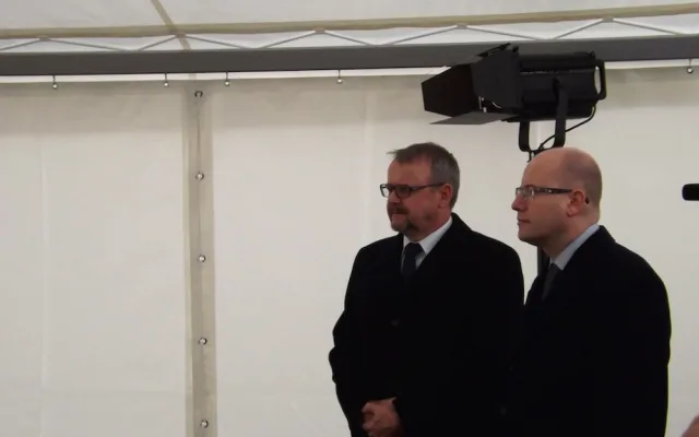 Dan Ťok a Bohuslav Sobotka poslouchají projev hejtmana Jihočeského kraje Jiřího Zimoly