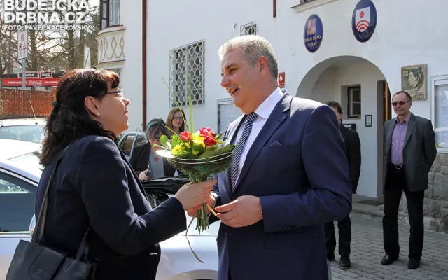 Antonín Krák přivítal Michaelu Marksovou Tominou před obecním úřadem
