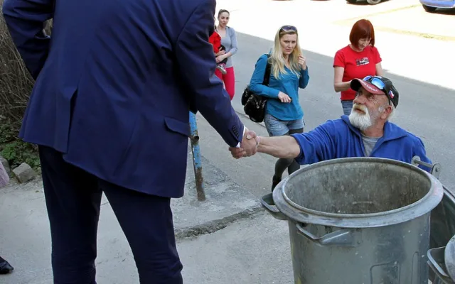 Jeden z místních obyvatel zdraví Antonína Kráka