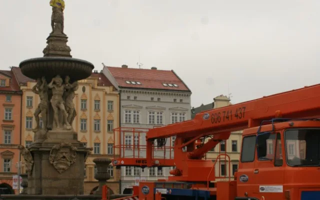 Odstraňování dresu Motoru ze sochy Samsona