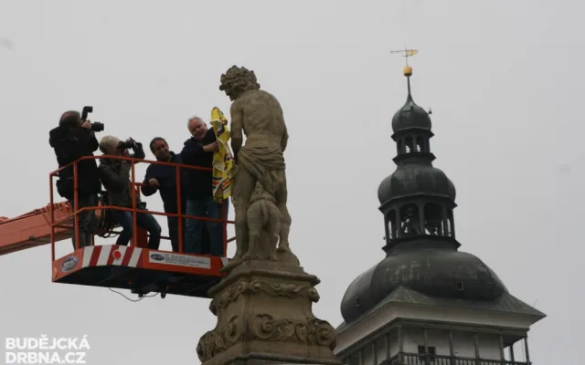 Odstraňování dresu Motoru ze sochy Samsona