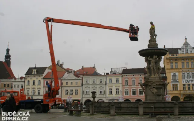 Odstraňování dresu Motoru ze sochy Samsona