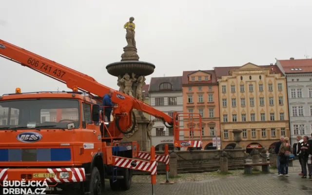 Odstraňování dresu Motoru ze sochy Samsona