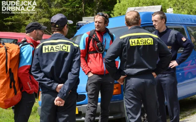Na Šumavě se konal nelegální závod, záchranné složky hledaly ztracené cyklisty