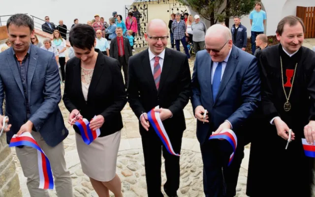 Přestřižení pásky během slavnostního otevírání Husova domku po rekonstrukci