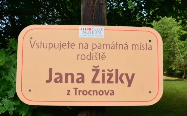 Zmodernizovaný památník v Trocnově