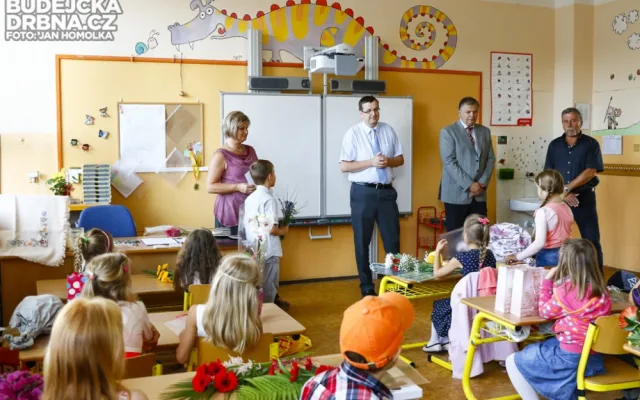 Předávání vysvědčení na ZŠ Grünwaldova