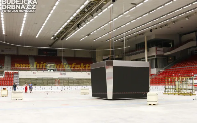 Instalace nové kostky v Budvar Aréně