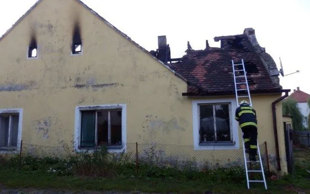 Požár hospodářského stavení v obci Dešná.