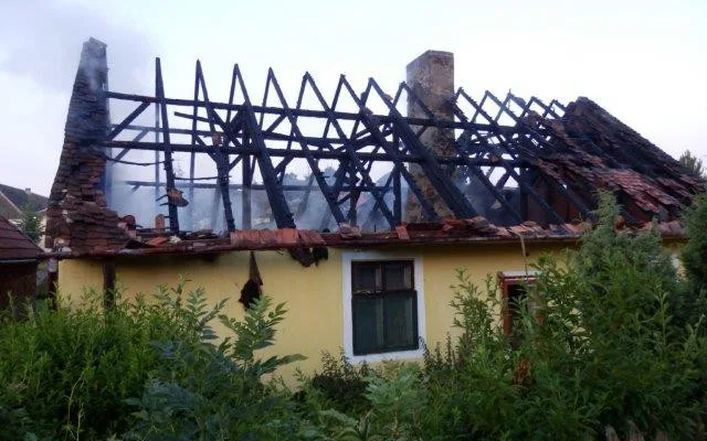 Požár hospodářského stavení v obci Dešná.