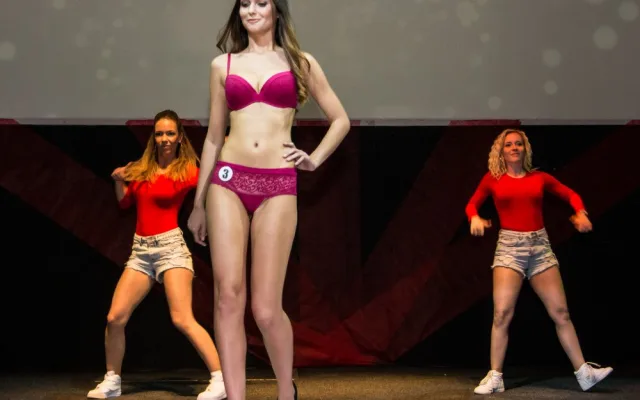 Kristýna Zevlová při promenádě ve spodním prádle