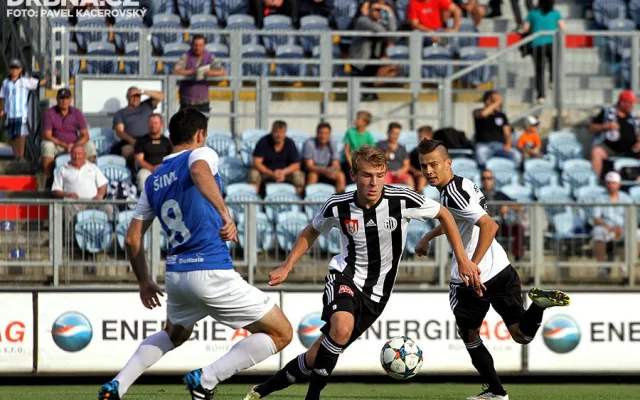 Michal Řezáč a jeho klička kolem Ondřeje Šimla, vpravo Jakub Pešek