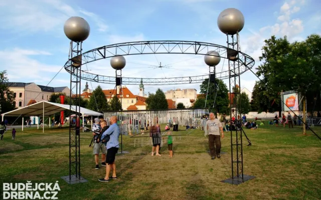 Touch the Music pżin†Á° i netradiün° hudebn° n†stroje, na kterā si kaßdž mÖße zahr†t