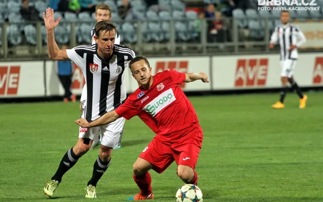 Alois Hyčka dělal fotbalistům Dynama velké problémy. Nakonec právě on (vpravo na snímku s Petrem Benátem) rozhodl o vítězi utkání
