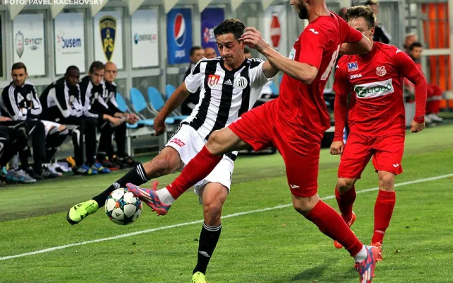 Centr Jiřího Fundy blokuje Tomáš Smola