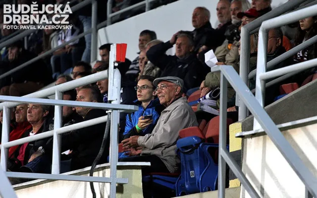 Utkání sledoval také oslavenec, 90letý František Ondok (při rozhovoru s redaktorem Filipem Kortusem)