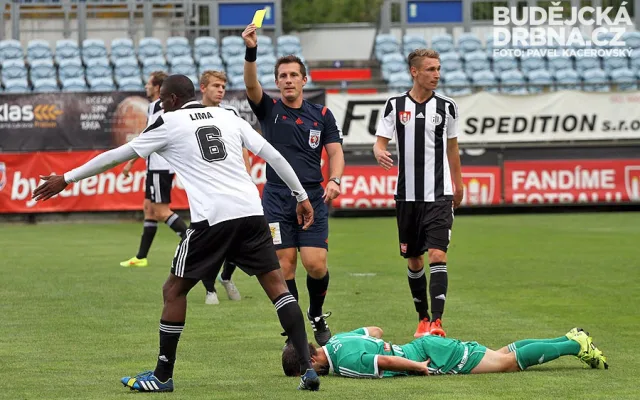Everson Lima reklamuje odpískanou penaltu. Sudí Pechanec ale byl nekompromisní, navíc mu udělil žlutou kartu
