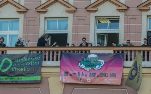 Koncert na balkoně pošty