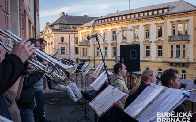 Koncert na balkoně pošty